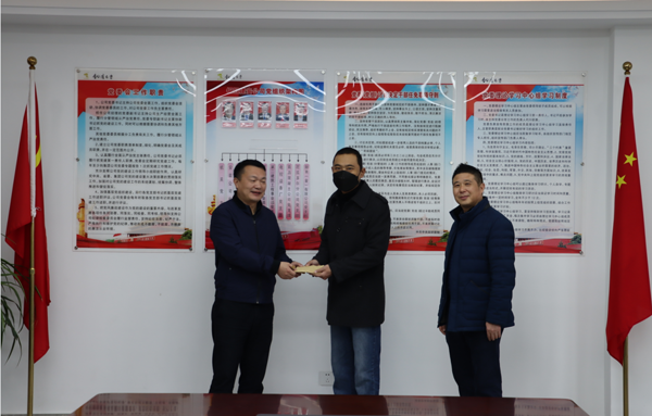 集團(tuán)公司黨委委員、副總經(jīng)理胡新付到公司走訪慰問